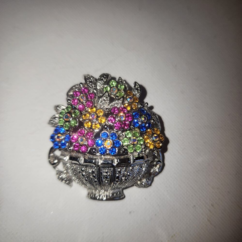VINTAGE MOTHERS DAY FLOWER BASKET BROOCH PIN